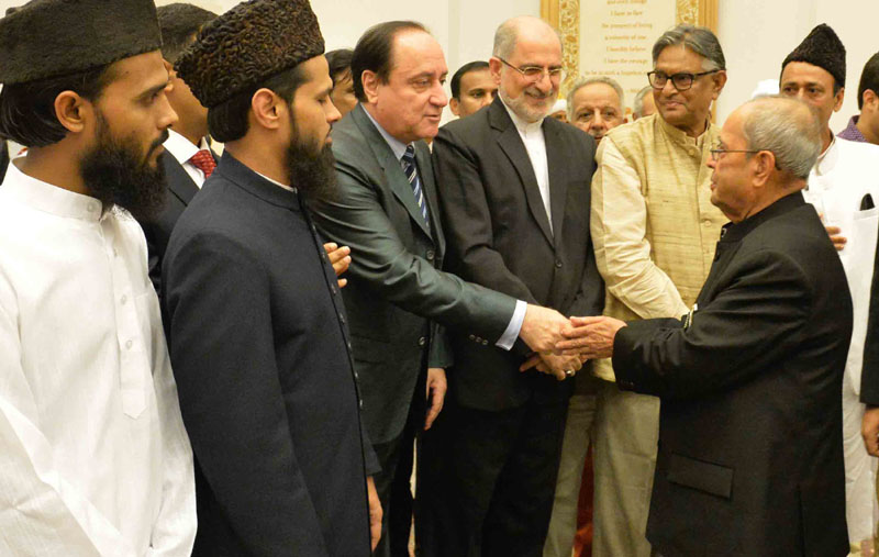 President Pranab Mukherjee meeting the invitees, at an Iftar party, on the occasion of idul Fitar, hosted by him, at Rashtrapati Bhawan, in New Delhi on June 23, 2017.(PIB)