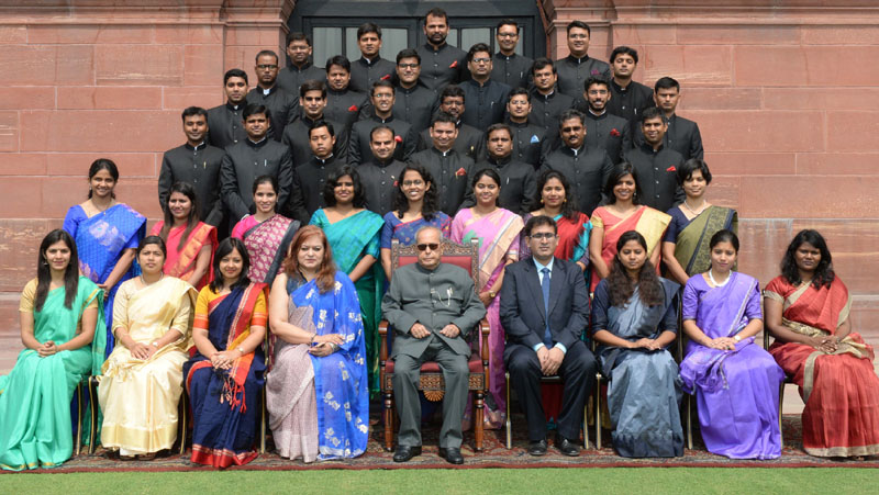 The President, Shri Pranab Mukherjee with the Officer Trainees of Indian Foreign Service of 2016 batch from Indian Foreign Service Institute, at Rashtrapati Bhavan, in New Delhi on June 01, 2017.(PIB Photo)