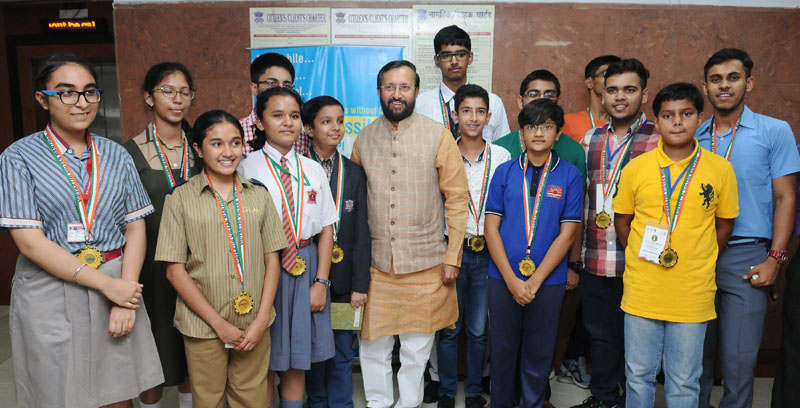 The Union Minister for Human Resource Development, Shri Prakash Javadekar felicitated the award winners of National Science Talents-2017, at a function, in New Delhi on June 14, 2017.(PIB)