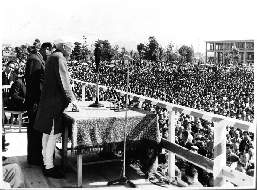 Caption:- E.A. Miny./October, 1957, A22a(i)The Prime Minister, Shri Jawaharlal Nehru, addressing a mammoth gathering at the Peace Memorial Park at Hiroshima