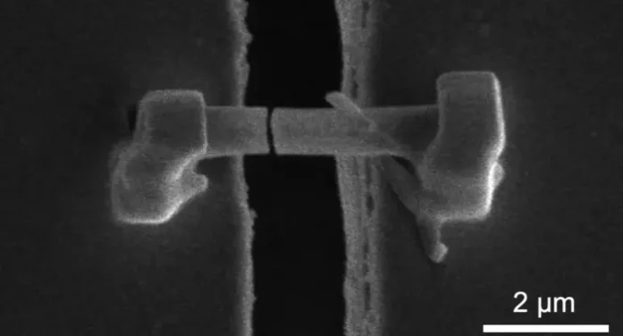 What makes lithium-ion batteries fail? Microscopic metal thorns give leads to scientists