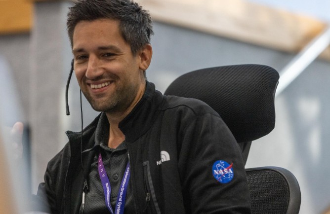 Who is Dan Florez in Artemis Mission Program